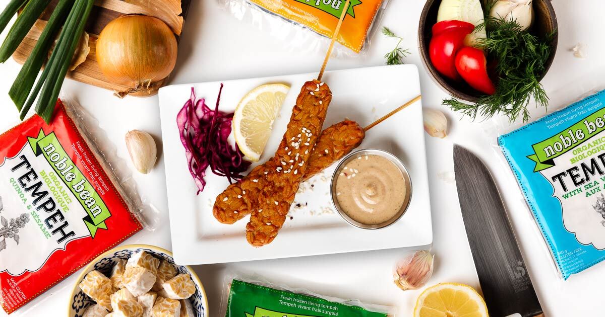 Sesame tempeh skewers with creamy peanut sauce